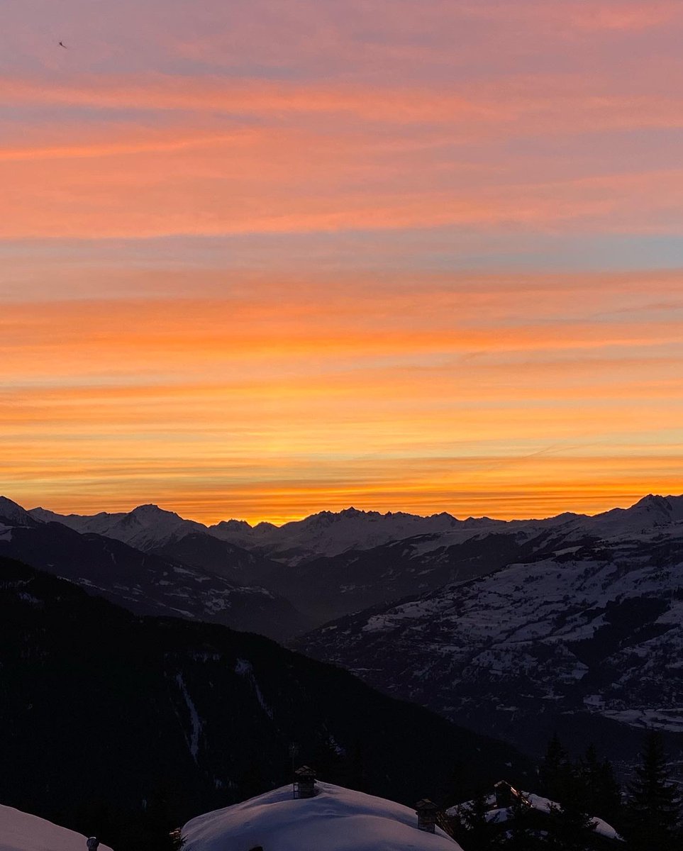 izzybeez93's tweet photo. YES 😍🏂 I feel so lucky to be spending the season in this beautiful place! #snowboardaddiction #devlife #happyvibes https://t.co/zT3MNG1BNb