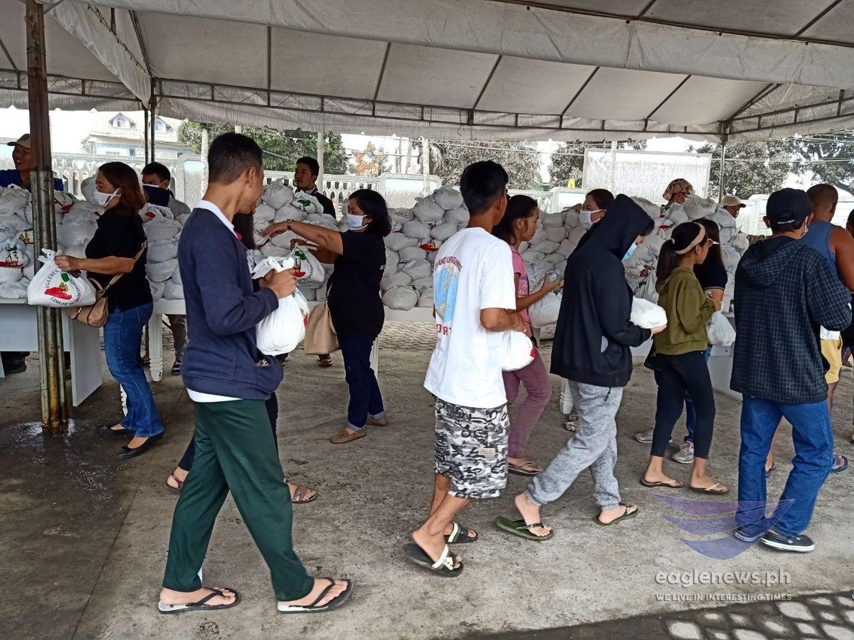 kdarnayla's tweet photo. Iglesia Ni Cristo in cooperation with FYM Foundation distributes goodwill bags on Jan. 13 in various Lingap sa Mamamayan (Aid to Humanity) events in Batangas and Cavite after Taal volcano's eruption

#IglesiaNiCristo #ChurchOfChrist #LingapSaMamamayan #AidToHimanity https://t.co/KLCRJh1OvE