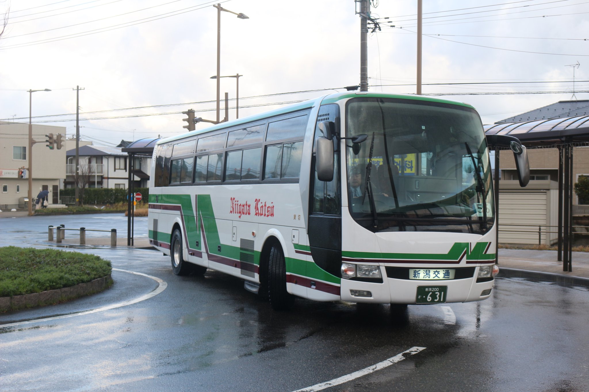 マーサー こちらも医福大スクールバスの運用に就く三菱ふそうエアロクイーン 中々なネタ車両とされる630が入っていました しかもこれだけスクールバスのマーク付き T Co Osb1ylsn59 Twitter