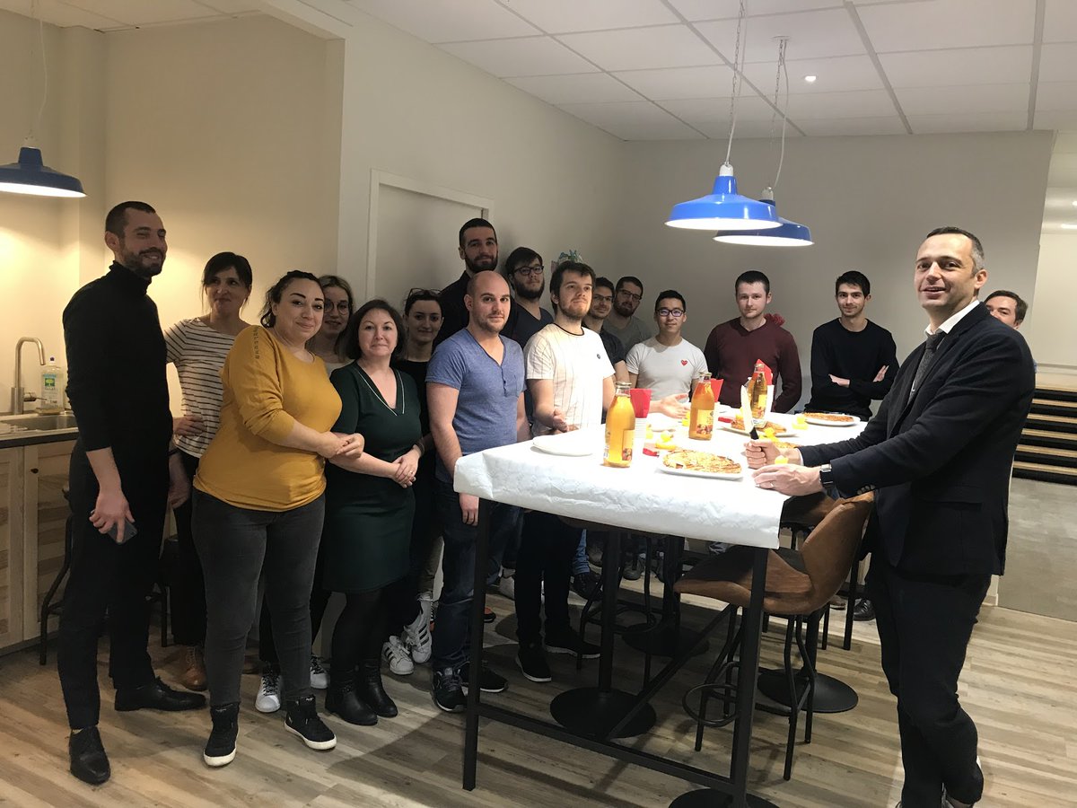 Versusmind's tweet photo. Il n'est jamais trop tard pour une galette ! Les membres de l'agence de #Nancy ont pu déguster de savoureuses galettes des rois vendredi dernier et, tradition oblige, couronner les plus chanceux 👑

#versusmind #versusfamily #galettedesrois #galetteoftheking https://t.co/3gHTlJuI79