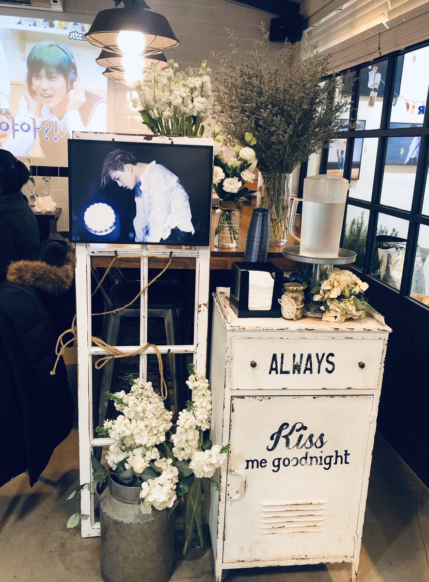ZYYPO's tweet photo. 카페안에 너무 예뻐ㅠㅠ 포카도 너무 귀엽다
#종인아_함께_걷자 https://t.co/Z0Yy7XXNdN