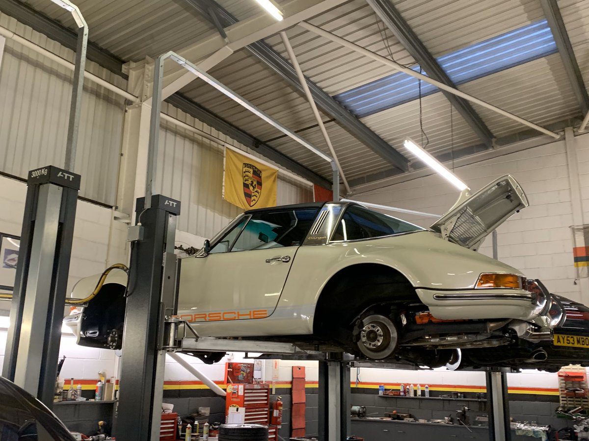 Strasseleeds's tweet photo. #TargaTuesday in #workshop today rocking the #rockercover #Porsche we 🧡🏁@v8oholic @HA11NNH @HelenGoff @Rockstarscars @TufferB @mark_lloyd1 @PorscheSauce @andycruttenden @mfcpullen5 @andyj2222 @Pirateofchance @mark_johnson986 @sincadena 🏁 https://t.co/BzcdPCKHHE