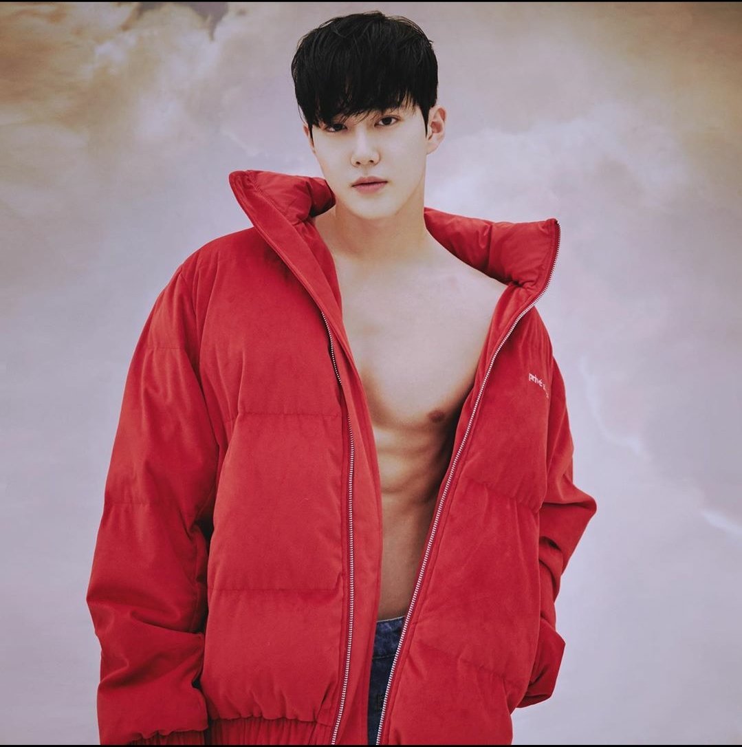 chenchenawe's tweet photo. Hoppp yavaş yerler yaş, ağır ol Junmyeon efendii https://t.co/dnzXINyZkx