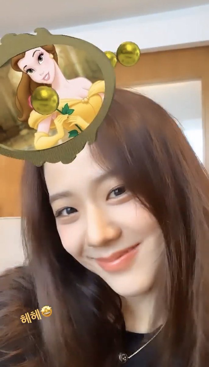 intoblackpivk's tweet photo. jisoo as belle, rosie as cinderella, lisa as scar lol jennie please breathe 😭😭

vote #KillThisLove by @ygofficialblink for #BestMusicVideo at the #iHeartAwards https://t.co/zcPJbgh1U5