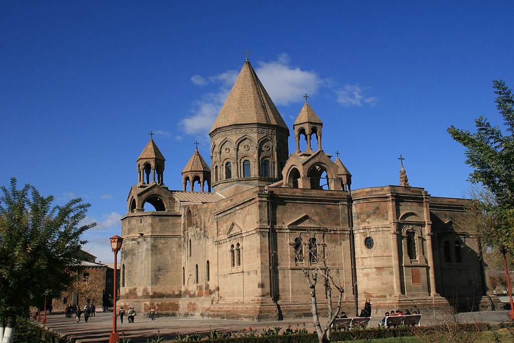 3. Negara pertama yang menjadikan Kristen sebagai agama resmi? Armenia.Gambar: Katedral Etchmiadzin, konon katedral tertua di dunia (Z Galstyan; Wikimedia Commons)