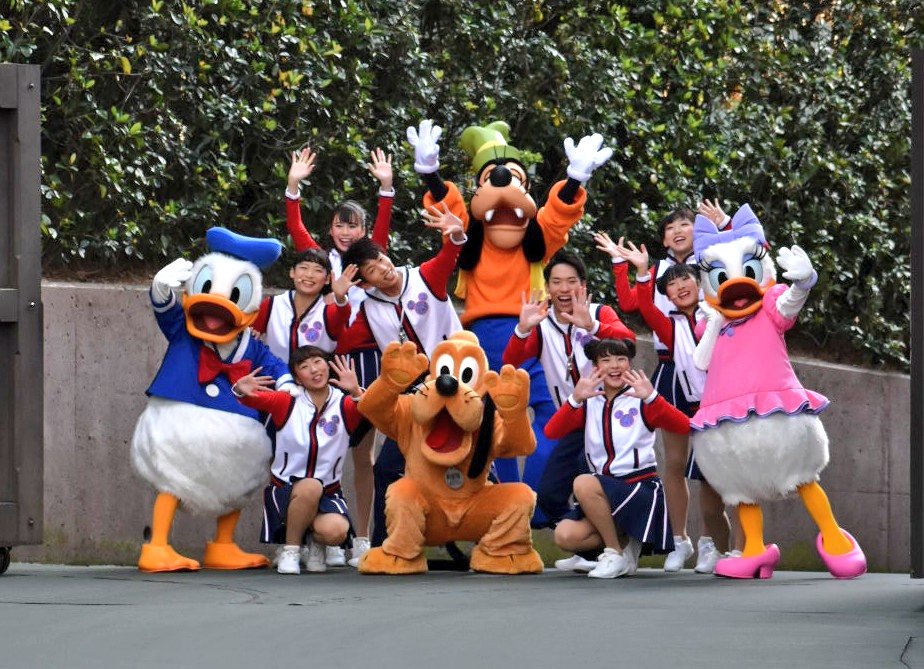 onpu923's tweet photo. ジャンボリミッキーのスタート♥🚪
ドア、パン！開いてこれは可愛いいい(∩^o^)⊃━☆*+:｡.｡✨✨
今日は天気暖かくて最高のディズニー日和だった！安定の抽選は落選だけど！w
ベリーミニーは音だけ聞いてきた💕（笑） https://t.co/CLpS78qr02