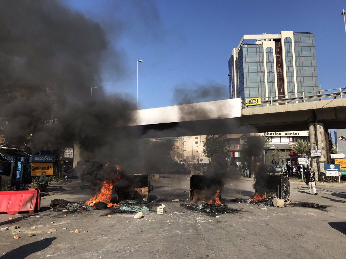 JustineBabin's tweet photo. Routes de nouveau fermées à #FurnElChebbak et un peu partout au #Liban pour dénoncer le blocage politique. Les manifestants laissent passer les ambulances. https://t.co/pK8eHBeChx