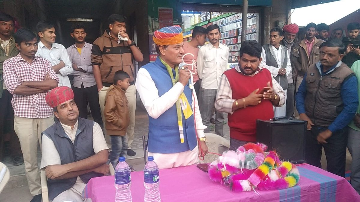 ErPukhrajgarg's tweet photo. शेरगढ़ विधानसभा क्षेत्र के पाबूसर, देचू, बारनाऊ, चामू में #रालोपा कार्यकर्ताओं एवँ ग्रामवासियों द्वारा भव्य स्वागत करने एवं खूब प्यार स्नेह देने के लिए सभी का आभार।
#ErPukhrajGarg
#StatePresidentRLP #MLABhopalgarh
#RLPTeamRajasthan https://t.co/TwOIV5T8Zr