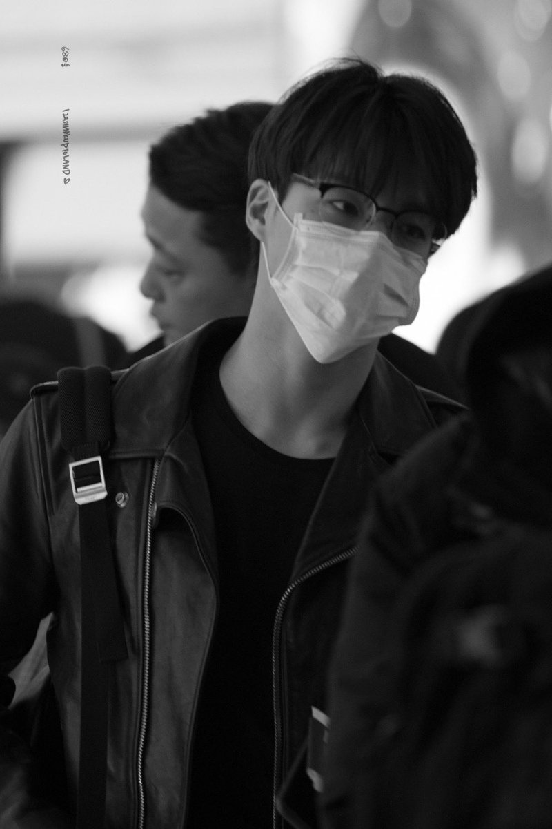 เป็นผู้ชายที่แต่ง all black ได้เท่มาก แจ็คเก็ตหนัง+แว่นสายตา คือได้ทั้งความเท่เถื่อน กับความสุภาพสุขุม ดูมีความรู้ อยู่บนตัวเจโน่แล้วพอดิบพอดีมาก