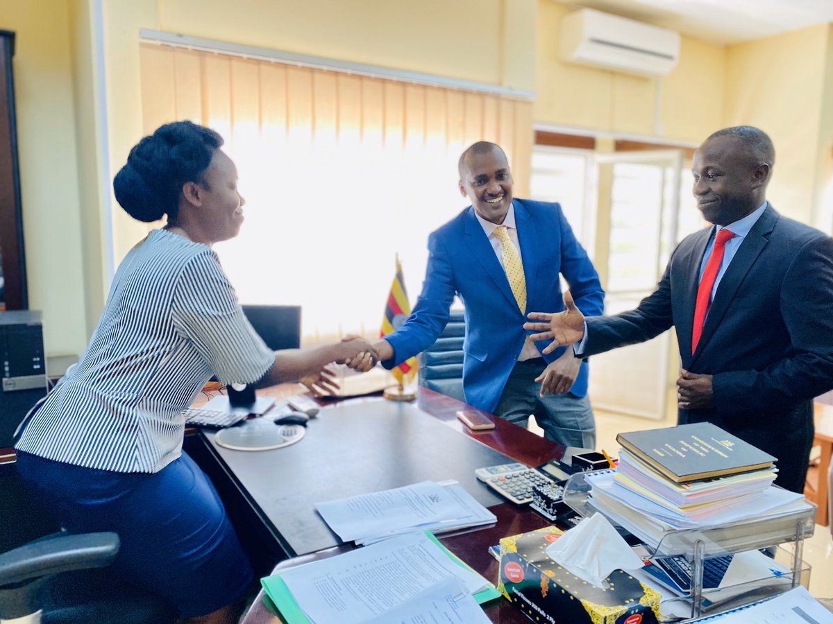 TrendRoomUG's tweet photo. The Permanent Secretary, @Tybisa says as a tradition ministers hug while handing-over office at @MoICT_Ug.😂😂
#ICTHandOverUG https://t.co/lJrc8b1HpF