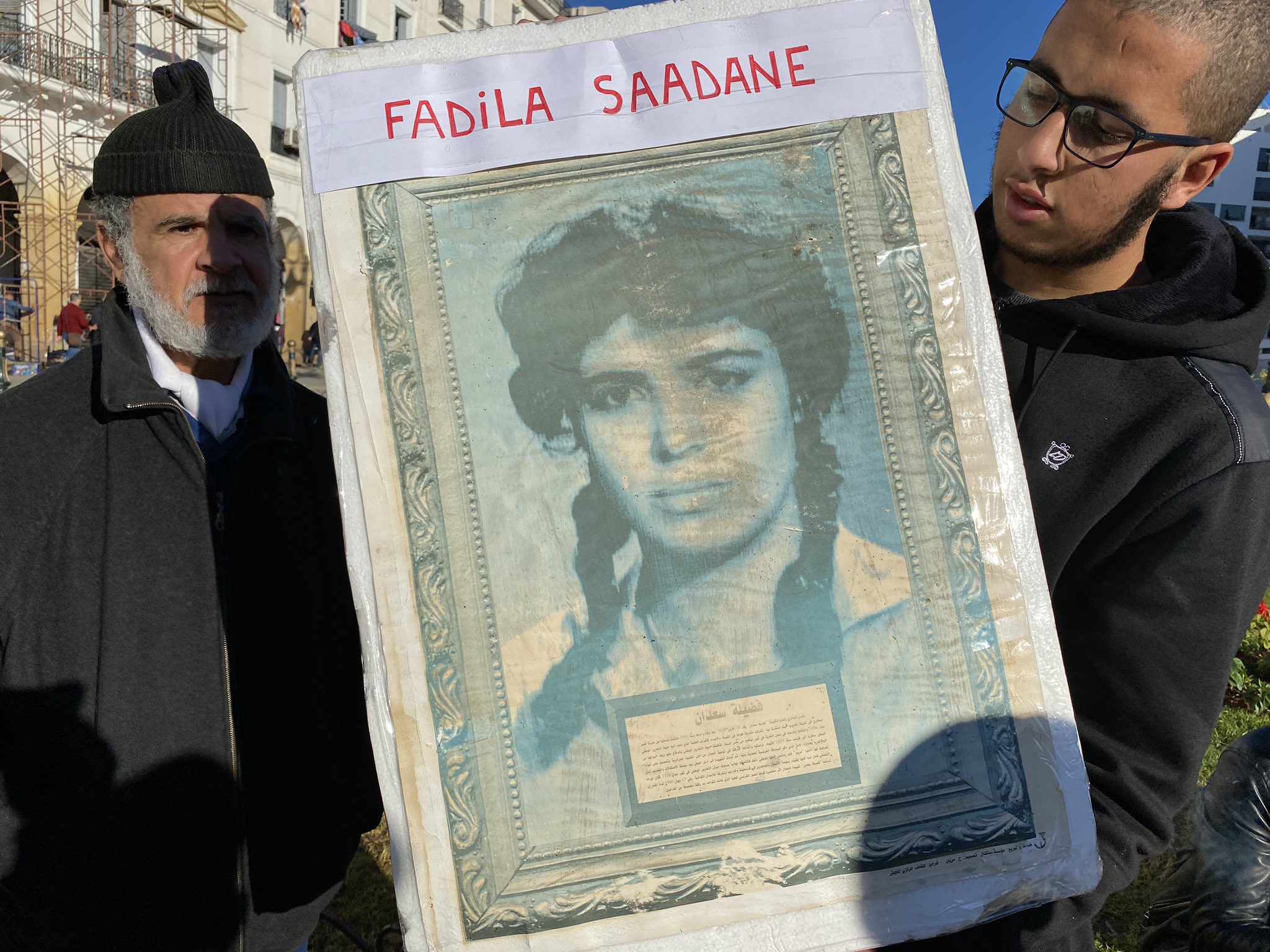 Khaled Drareni on X: "متظاهر يحيي روح الشهيدة فضيلة سعدان التي استشهدت سنة  1960 Un manifestant du mardi rend hommage à la martyre Fadela Saadane tuée  en 1960 المظاهرات فرصة للتعبير و
