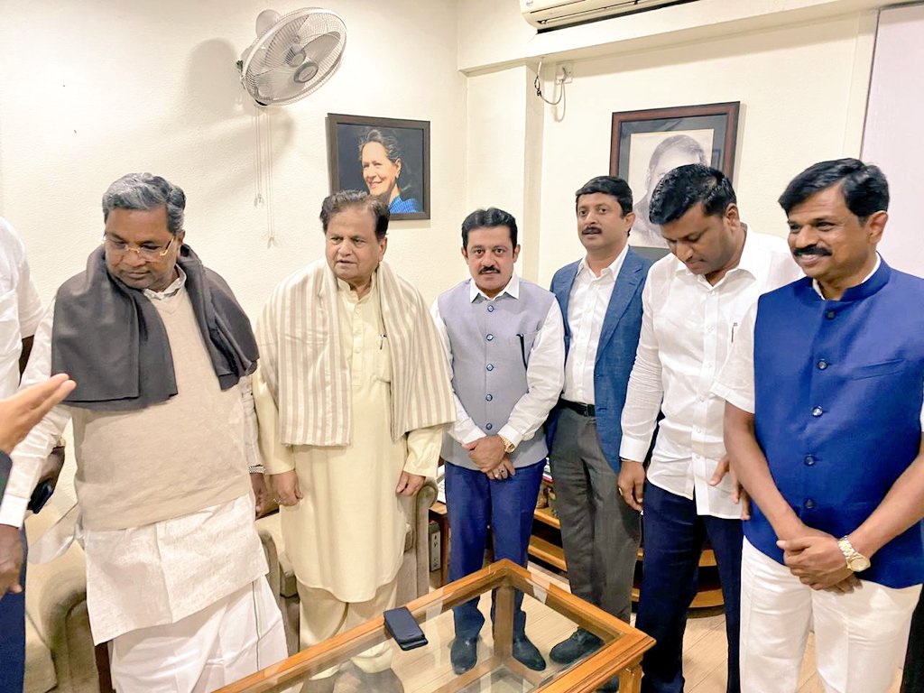 siddaramaiah's tweet photo. ರಾಜ್ಯಸಭೆಯ ಸದಸ್ಯರಾದ ಅಹ್ಮದ್ ಪಟೇಲ್ ಅವರನ್ನು ಇಂದು ದೆಹಲಿಯಲ್ಲಿ ಭೇಟಿಮಾಡಿ, ಮಾತುಕತೆ ನಡೆಸಿದೆ.
ಈ ವೇಳೆ ಮಾಜಿ ಸಚಿವ @BZZameerAhmedK , ಶಾಸಕರಾದ ಬೈರತಿ ಸುರೇಶ್, ಭೀಮಾ ನಾಯ್ಕ್, ರಾಘವೇಂದ್ರ ಹಿಟ್ನಾಳ್ ಸೇರಿದಂತೆ ಹಲವರು ಜೊತೆಗಿದ್ದರು. https://t.co/7epy1fOS2t