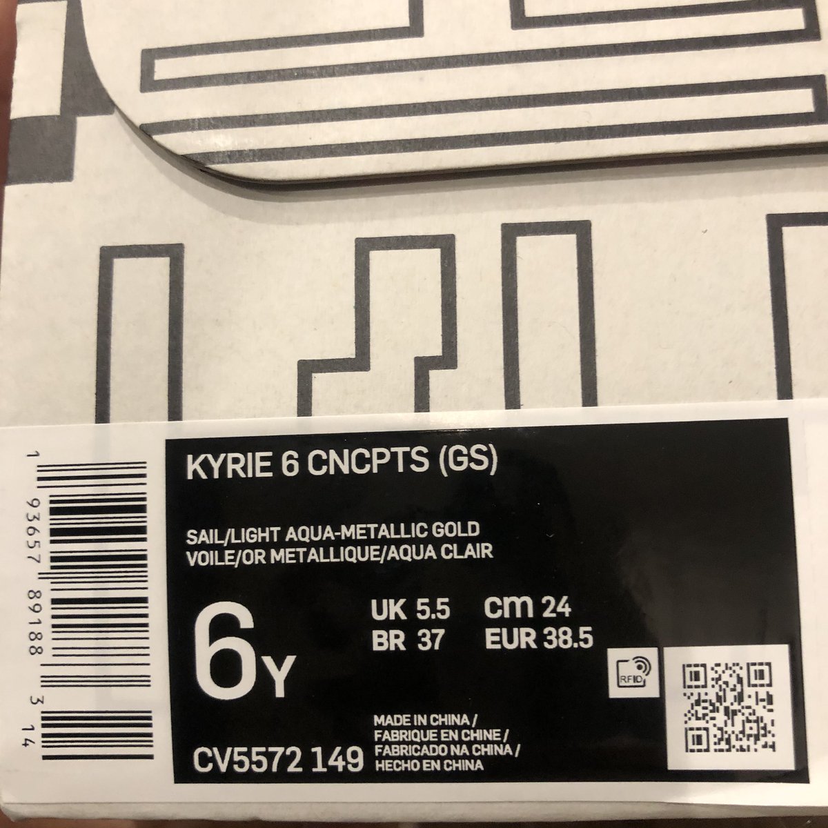 dubkicks00's tweet photo. #02/2020
KYRIE 6 CNCPTS(GS)
US_6Y cm_24
SAIL/LIGHT AQUA-METALLIC GOLD
CV5572 149
#BasketBallKicks #NiceKicks #MyCollection #KicksCollection #AirJordan #AJ #Jordan #Nike #NikeBasketBall #KyrieIrving #KI #Kyrie #StockX #GotItOnStockX #dubkicks00 https://t.co/kSZ9BhTk7O
