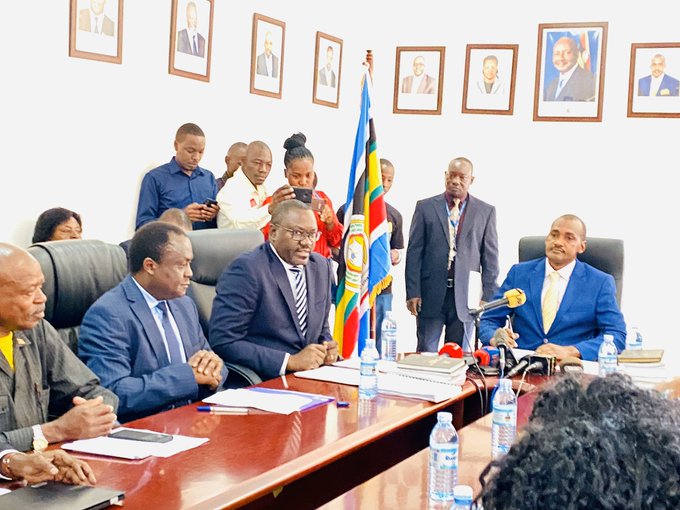 ug_edge's tweet photo. Former ICT and National Guidance minister @FrankTumwebazek Frank Tumwebaze has Tuesday hand over office to his successors Judith @JudithNabakoob1 Nabakooba and @OgwangOgwang Peter Ogwang. https://t.co/D3A7SenxJM #ICTHandOverUG https://t.co/BlMyh16DVW