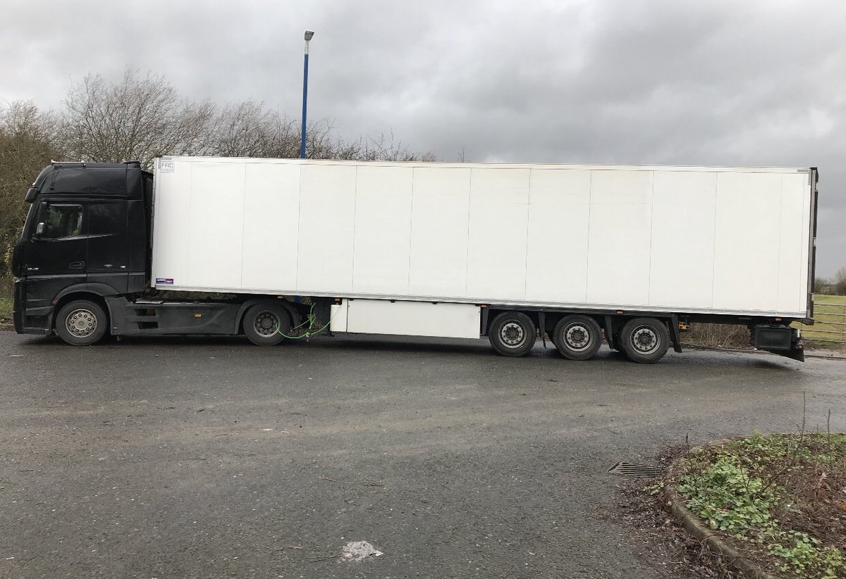 DVSAEnforcement's tweet photo. A wet morning on the #A34 #Oxfordshire.
A quick check on our #SearchApp and this #HGV was selected for inspection 🧐
The #tachograph data showed a clutch of significant infringements
Our Traffic Examiners skills discovered 2 tachograph driver cards in use!
(1/6) https://t.co/F8bWkgBInx