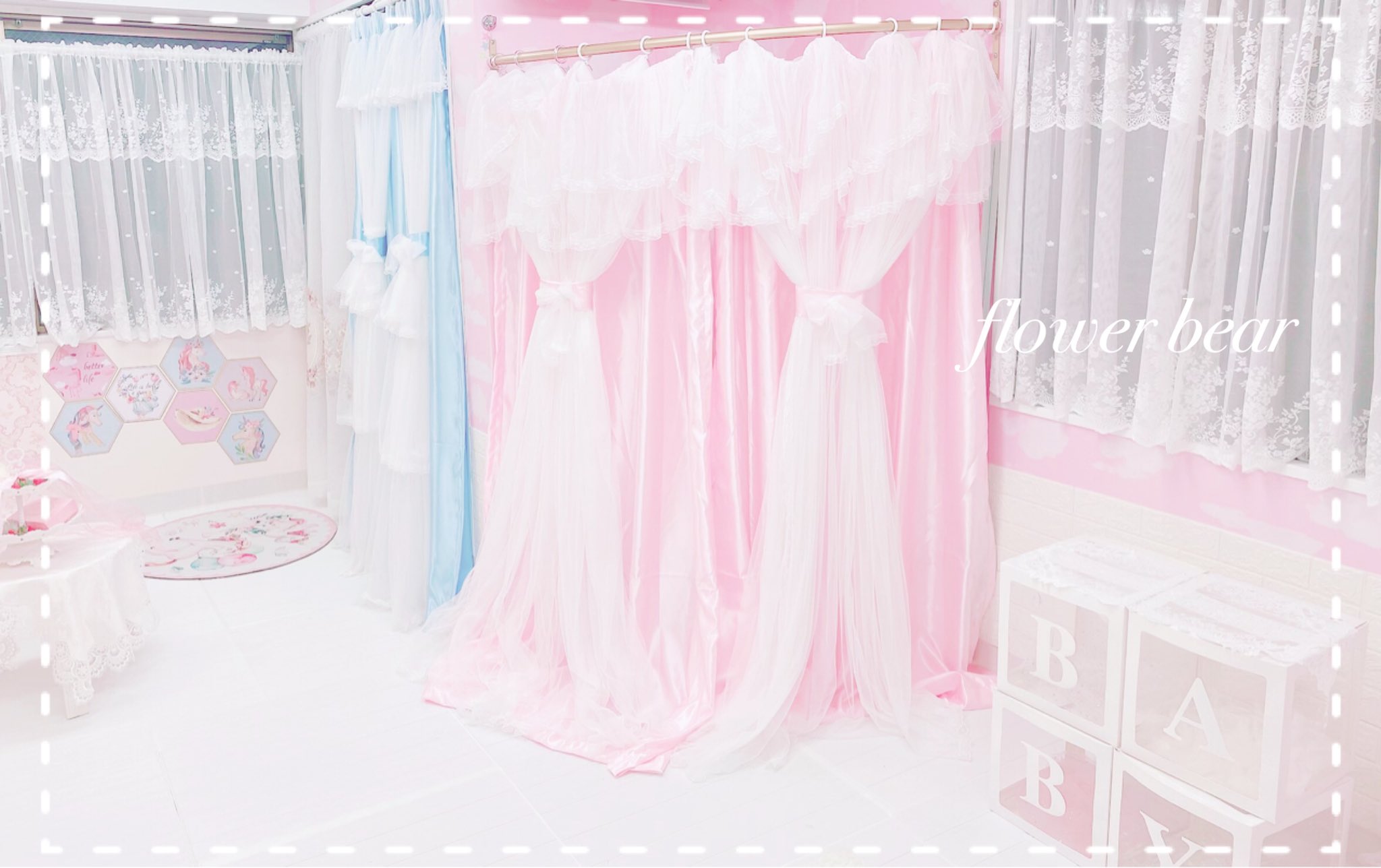 スタジオ フラワーベア フィッティングルームのカーテンがリニューアル 撮影の背景としてもぴったりな ピンクのサテン生地と ボリューム感のあるレースでとっても上品です 水色のカーテン は色違いなので 前後のボケ感を狙って撮影してゆめ スタジオ フラワーベア フィッティングルームのカーテンがリニューアル 撮影の背景としてもぴったりな ピンクのサテン生地と ボリューム感のあるレースでとっても上品です 水色のカーテン は色違いなので 前後のボケ感を狙って撮影してゆめ