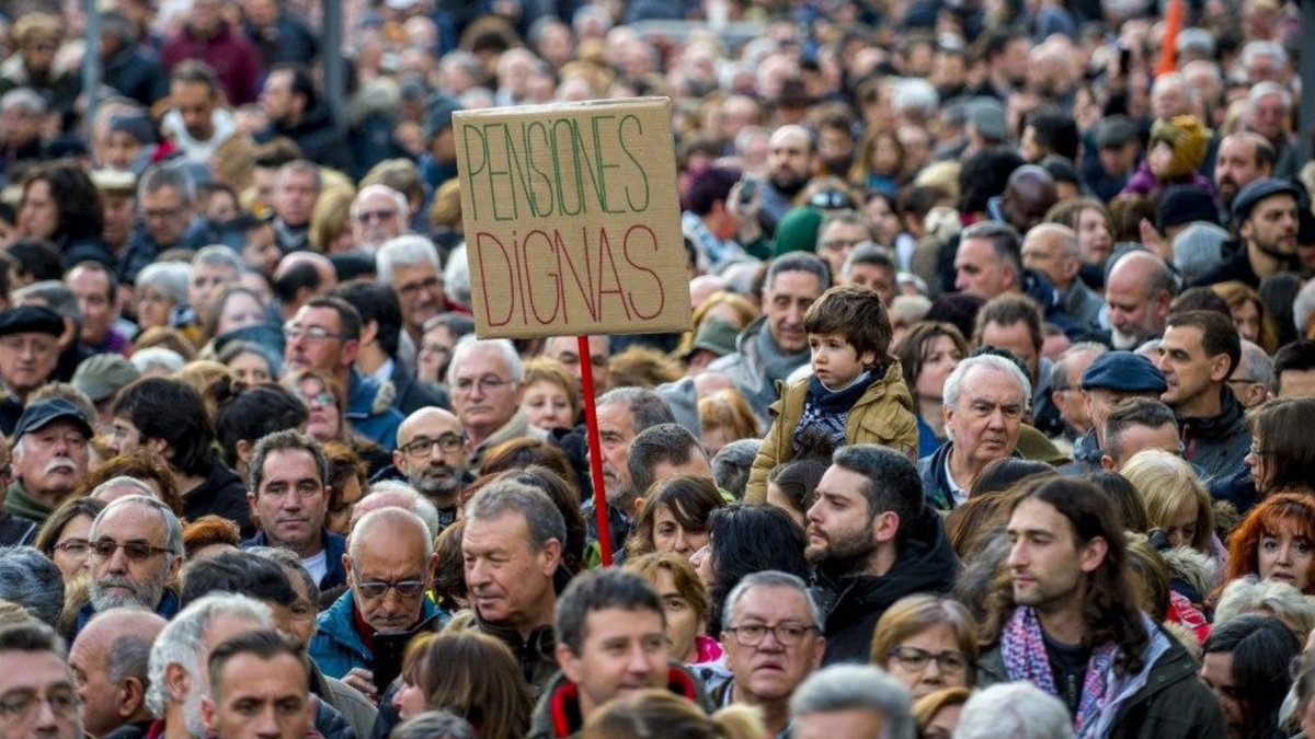 PabloIglesias's tweet photo. La 1ª medida adoptada por el #ConsejodeMinistros ha sido revalorizar las pensiones al IPC.

El siguiente paso que marca el acuerdo: garantizar la revalorización por ley y subir pensiones mínimas y no contributivas.

Nada habría sido posible sin la lucha de los pensionistas. https://t.co/xanwP0CWL6