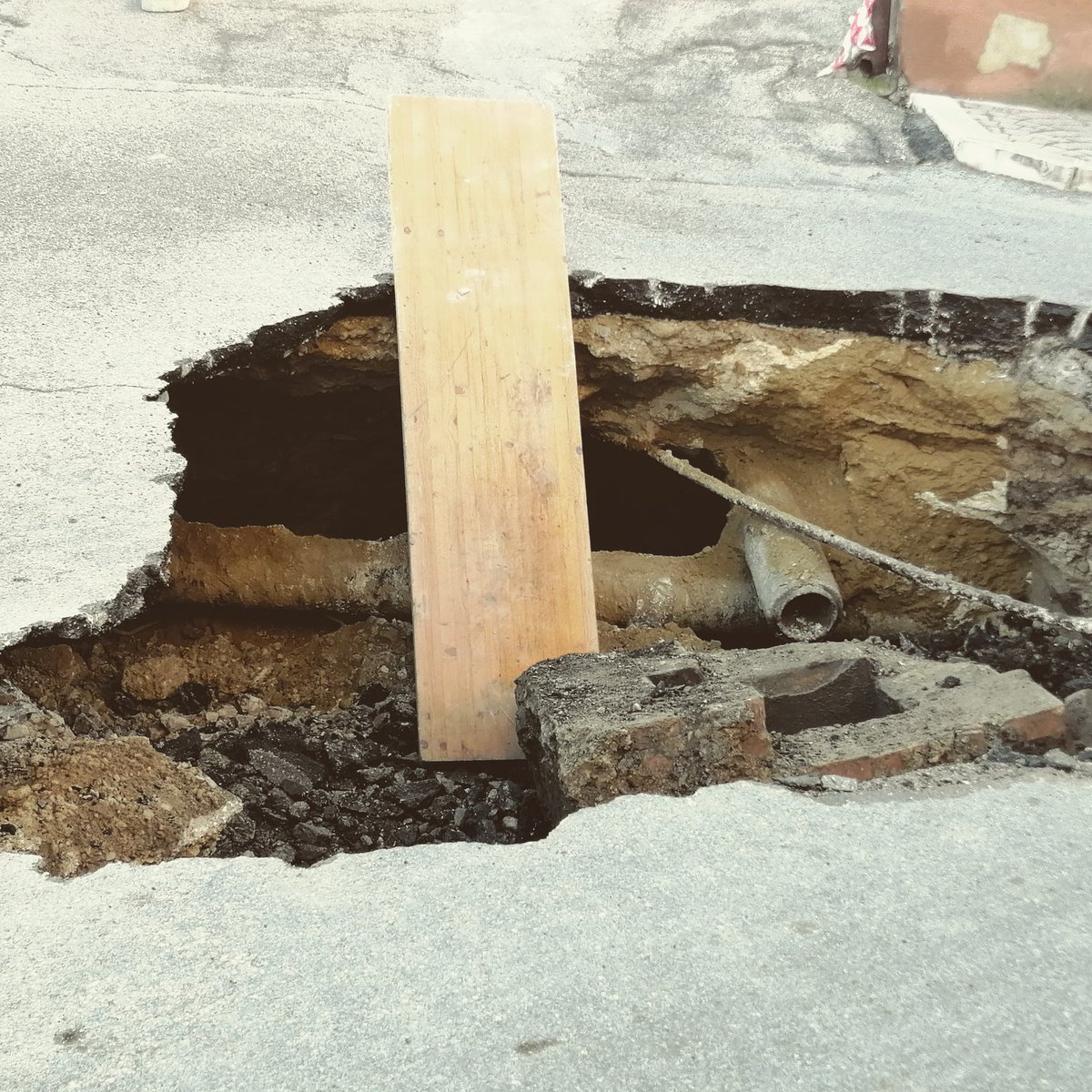 Sinkhole antropogenico.
Rischio geologico di ambiente urbano spesso sottovalutato: cedimento e collasso del sottosuolo per "svuotamento" a seguito di copiose perdite di fluidi da condotte, anche ad elevata pressione.