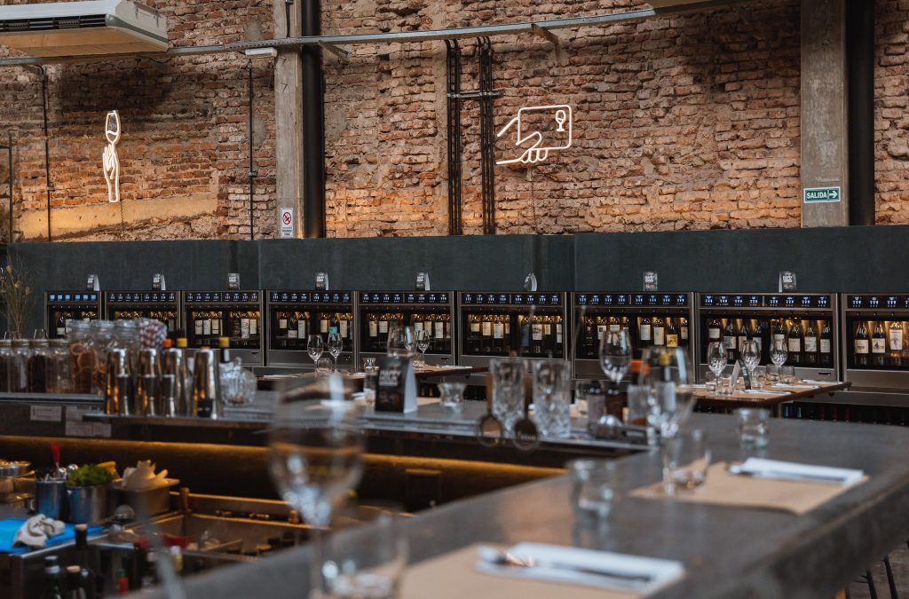 Vico Wine Bar abrió sus puertas en Lanús: desembarcó en el Gran Buenos Aires con la apertura de su primer local Lanús Oeste, dentro del circuito gastronómico conocido como “Lanusita”. Más info en rinconbonvivant.com.ar/2020/01/13/vic… #vino #winebar #Lanus