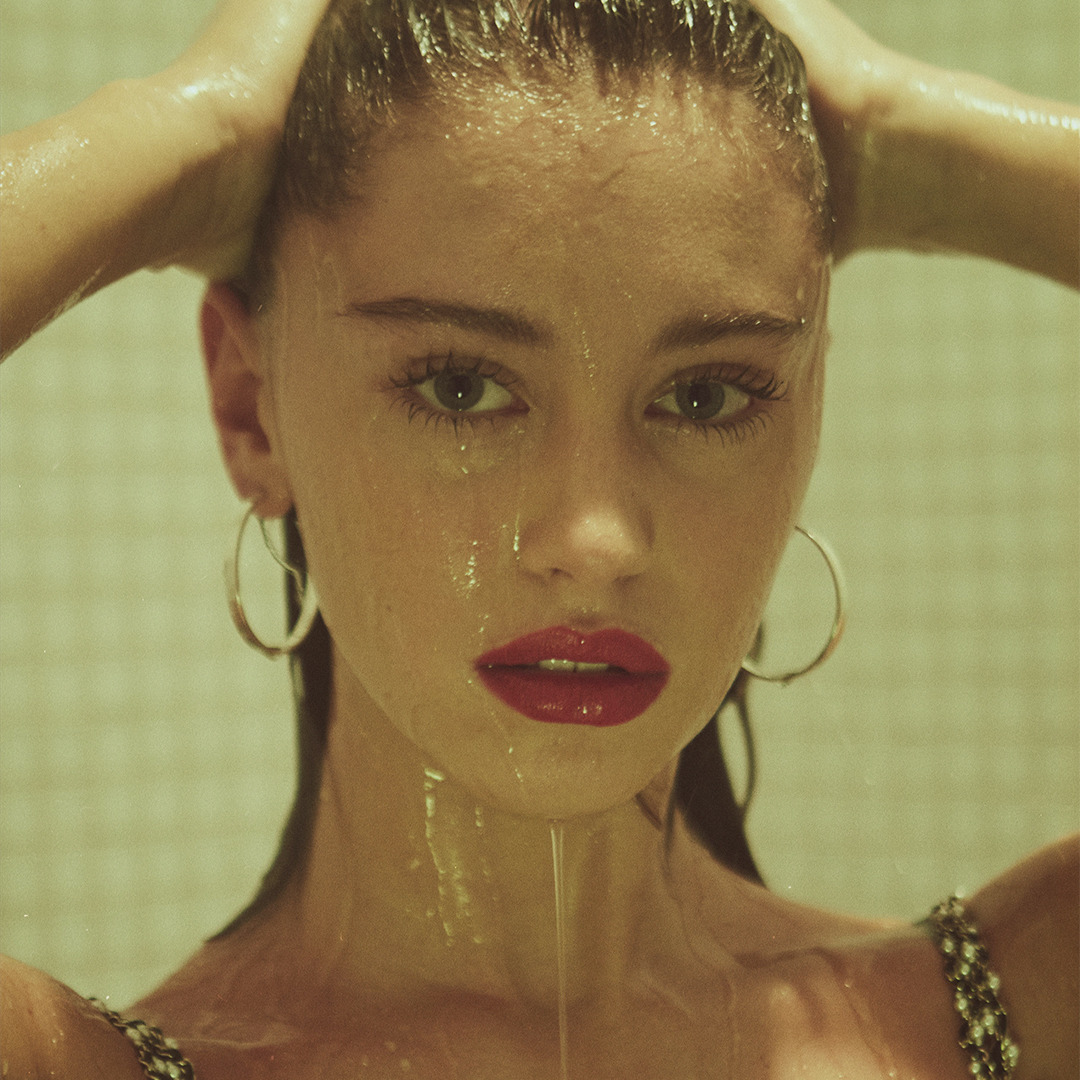 stepheneinhorn's tweet photo. First cover of House Party Zine
Iris Law &amp; Georgia May Jagger wearing our Large Times Square Hoop Earrings - https://t.co/O2SYWDE9B6

Photo: Yvan Fabing
Styling: @KateIorga 
Make Up: @JennyCoombs 
Hair: Martin Cullen
Production: Noir Productions https://t.co/KhUKLIHSP8