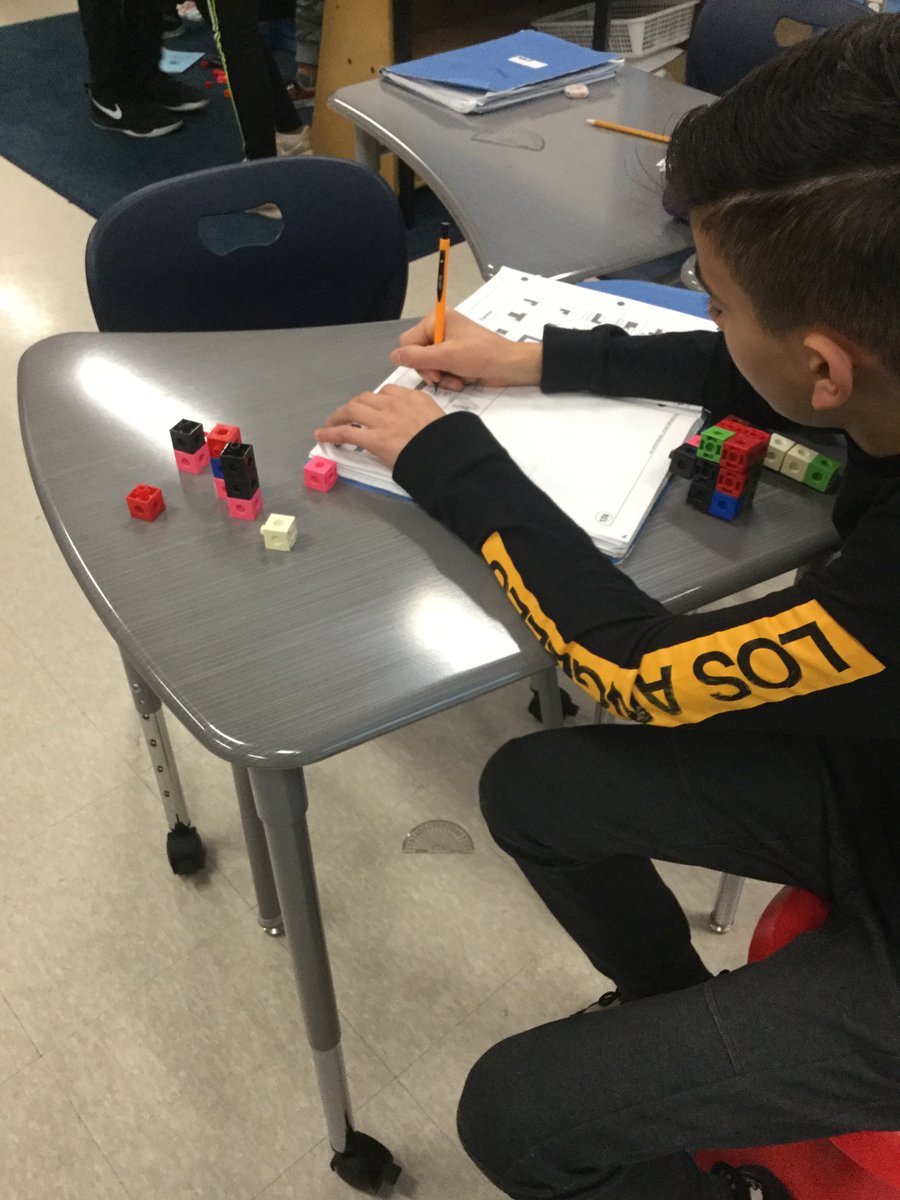 Les élèves utilisent du matériel de manipulation en mathématiques afin de les aider à mieux comprendre le concept de la géométrie <a href="/CSViamonde/">CS Viamonde</a>