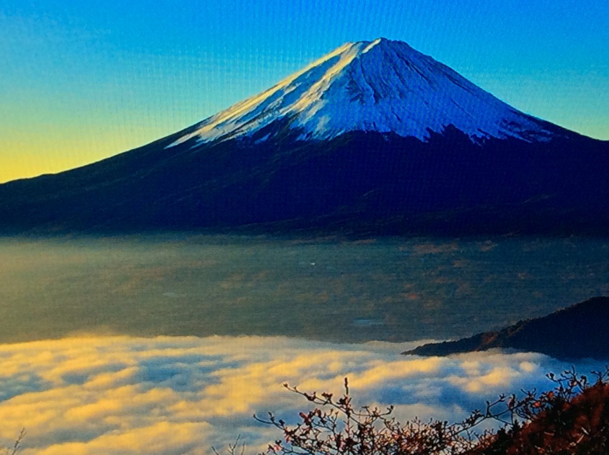 DEPschool's tweet photo. Sharks having fun creating landscape pictures of Mount Fuji using pastels. #topicfun #japan https://t.co/mIcvQjeVvz