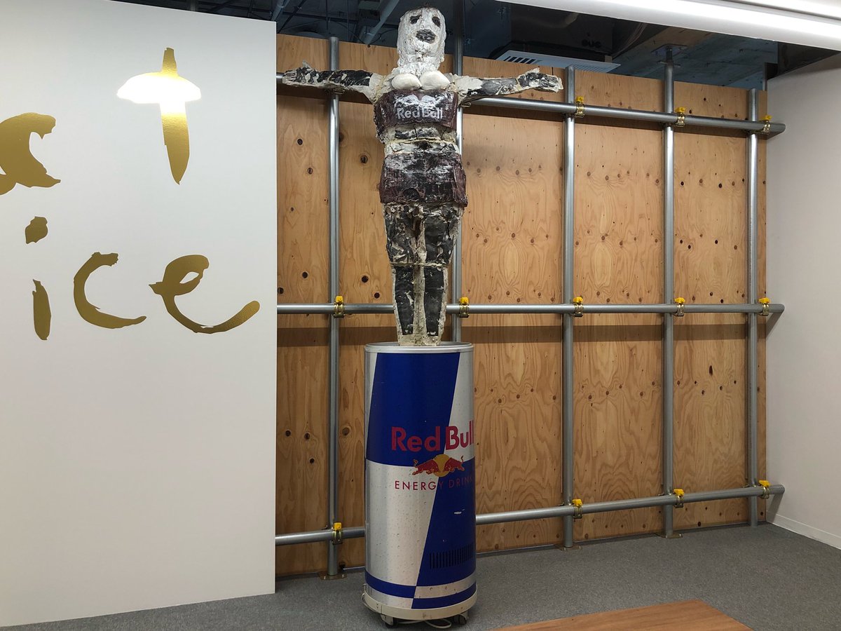 hamuzou's tweet photo. 根本祐杜さんの個展「PERFECT OFFICE」をAOYAMA STUDIOで見た。2.5トンの土を用いた大���をはじめ、オフィスをリノベしたギャラリーで展開される破天荒なインスタレーション。CAF賞2018最優秀賞受賞者による展覧会。東京藝術大学大学院博士後期課程在籍中の作家。1/19まで。 https://t.co/Z3BgBszhXs