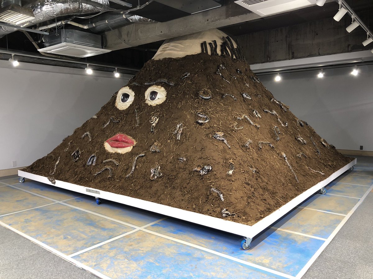 hamuzou's tweet photo. 根本祐杜さんの個展「PERFECT OFFICE」をAOYAMA STUDIOで見た。2.5トンの土を用いた大���をはじめ、オフィスをリノベしたギャラリーで展開される破天荒なインスタレーション。CAF賞2018最優秀賞受賞者による展覧会。東京藝術大学大学院博士後期課程在籍中の作家。1/19まで。 https://t.co/Z3BgBszhXs