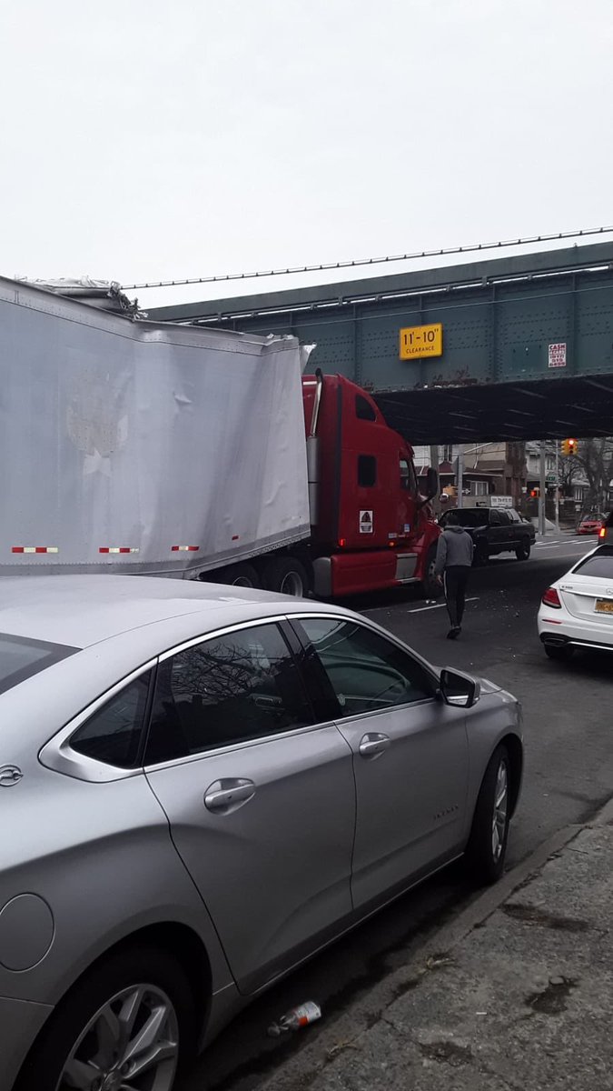 JackKaplanNY's tweet photo. Not that long ago the local councilman @KalmanYeger assemblyman @SEichenstein & state Senator @NYSenatorFelder asked the @NYC_DOT to install flashing lights at these overpasses. The DOT replied that after reviewing a study, flashing lights are unnecessary. This is today⬇️ @Ave P https://t.co/bJuuhRVoWf
