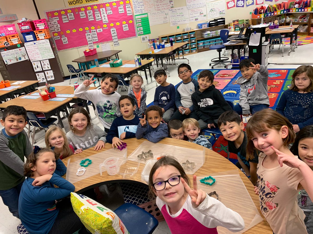 CubRunCongdon's tweet photo. Making seed cakes for the birds in our schoolyard!! #science https://t.co/gIdBwgkpvw