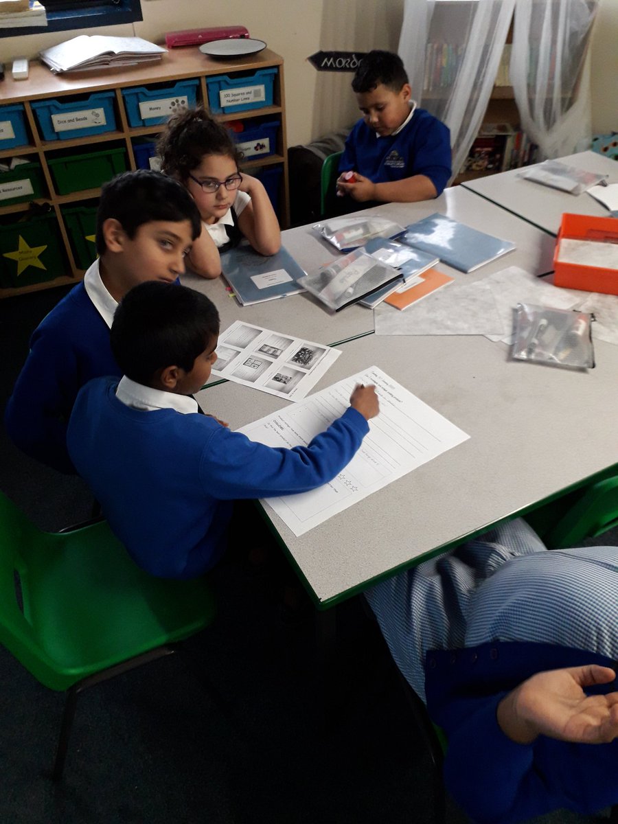 Rowlatts_TMET's tweet photo. Year 3 have started their #DragonsDen topic by looking at previous product ideas #EntrepreneurUK #PvP #Pasket #Sharkids #FruitAJacks #Collaboration https://t.co/xOvC8nWa9A