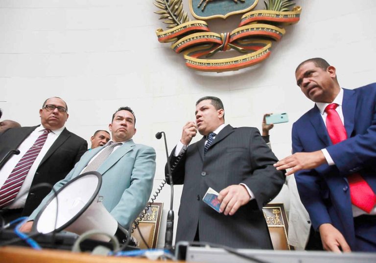 mippci_ven's tweet photo. #NotiMippCI 📰🗞| Nueva junta directiva de la AN representa un revés para el gobierno de EEUU. Lea más ⏩ https://t.co/rHf2soTXKY #VenezuelaPorLaPaz https://t.co/yC5lOj3yGx
