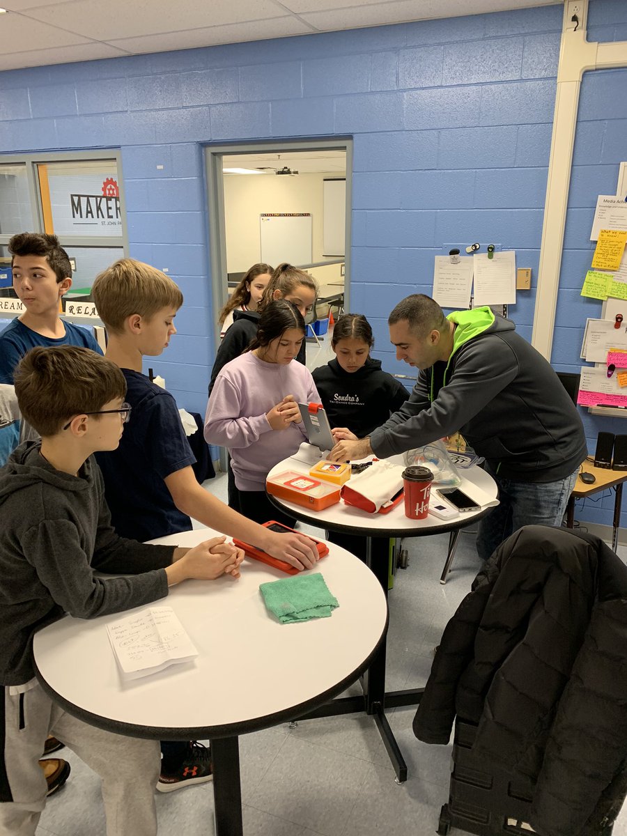 StJohnPaul2's tweet image. Grade 8 Makerspace leaders ready to help our gr.2-6 students with the help of Caledon Library #caledonlibrary #makerspace #dpcdsb