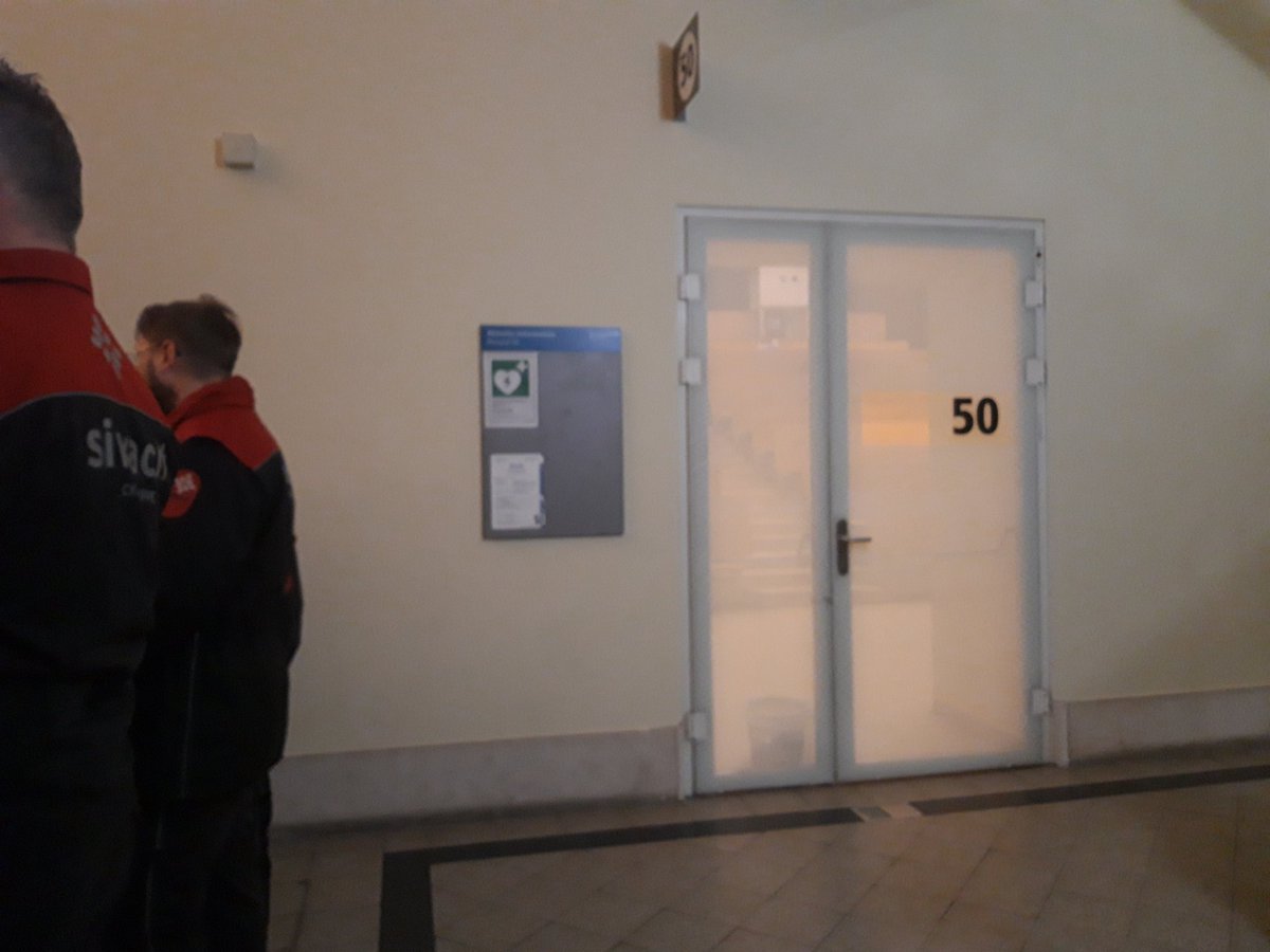 WienTV's tweet photo. ca 150 blockieren den Zugang zum HS 50 in der Uni #Wien, wo in Kürze eine Vorlesung des rechten Historikers Lothar #Höbelt unter "Saalschutz" von Burschenschaftern und Identitären starten soll(te) - Polizei am Universitätsring. #antifa https://t.co/blOsMn68hj