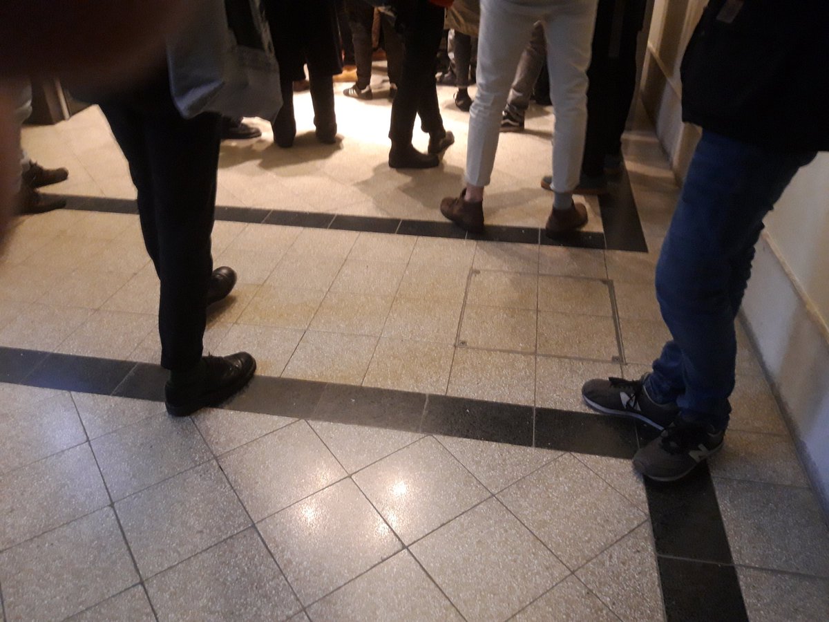 WienTV's tweet photo. ca 150 blockieren den Zugang zum HS 50 in der Uni #Wien, wo in Kürze eine Vorlesung des rechten Historikers Lothar #Höbelt unter "Saalschutz" von Burschenschaftern und Identitären starten soll(te) - Polizei am Universitätsring. #antifa https://t.co/blOsMn68hj