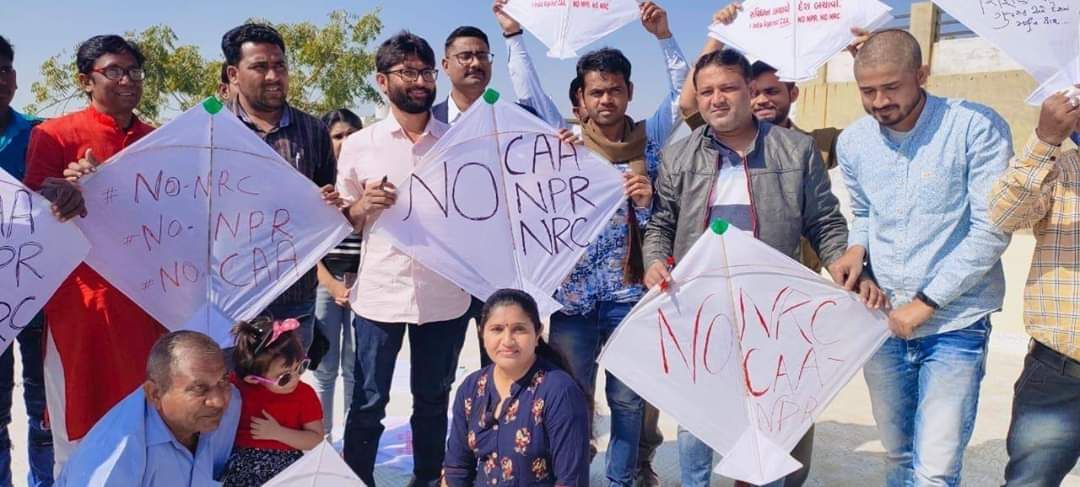 jigneshmevani80's tweet photo. To hell with your Section 144, Mr @vijayrupanibjp

Look at this: When you tried stopping students at Gujarat Vidyapith, we flew kites opposing CAA-NRC-NPR in Ahmedabad! 

You will lose and the Constitution will win! 

#notohindurashtra https://t.co/oF0BHUj0HK