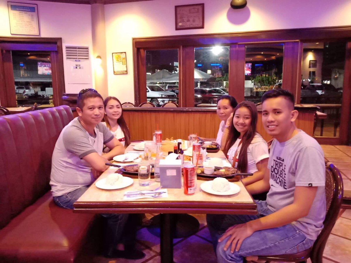 ArianeJersey's tweet photo. Dinner w/Family 
#PinasVacay https://t.co/BZ5YPHUp0R
