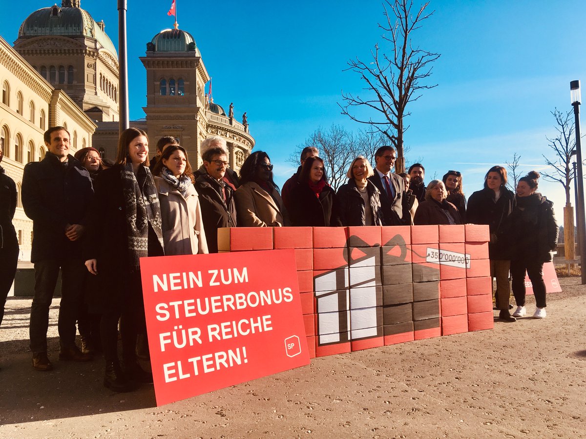 spschweiz's tweet photo. Heute haben wir zusammen mit anderen Organisationen die 60‘000 Unterschriften gegen den #Reichenbonus eingereicht! Spitzenverdiener-Haushalte sollen nicht auf Kosten der Allgemeinheit von einem unverschämten Steuerbonus profitieren. #ReichenbonusNein https://t.co/ineeQySZ0X https://t.co/uQSuxAg9sS