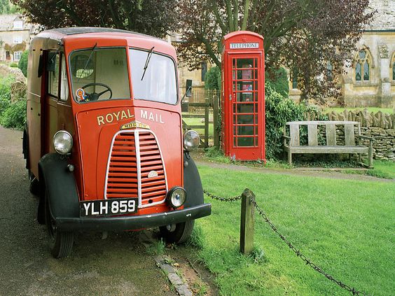 QuirkyRides's tweet image. Well we seem to be having an @itsvantime kind of day today. A #beautiful yet #quirky #1950s (1949-61) @RoyalMail #Morris (Commercial) #JType #van in the #English #Cotswolds #Village of #Snowshill, not far from #QuirkyHQ.
