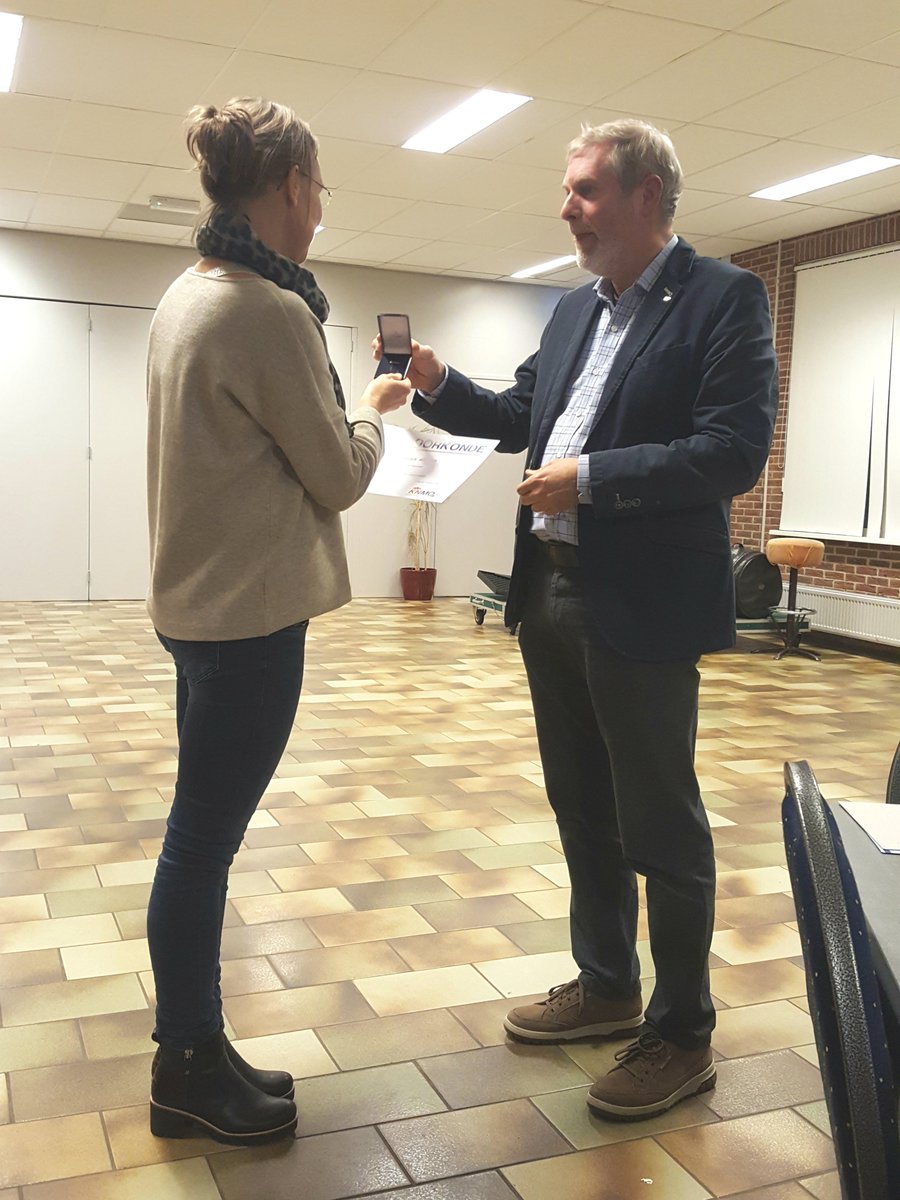 Afgelopen 6 Januari 2020 hieven we het glas op 2020. Een mooi moment om terug te blikken en vooruit te kijken. Dit jaar waren er twee jubilarissen. Esther (foto) en Ruben kregen beide een speldje uitgereikt voor hun 12.5 jaar lidmaatschap. Gefeliciteerd! <a href="/HaFaBra/">HaFaBra</a> <a href="/Gem_Wageningen/">Gemeente Wageningen</a>