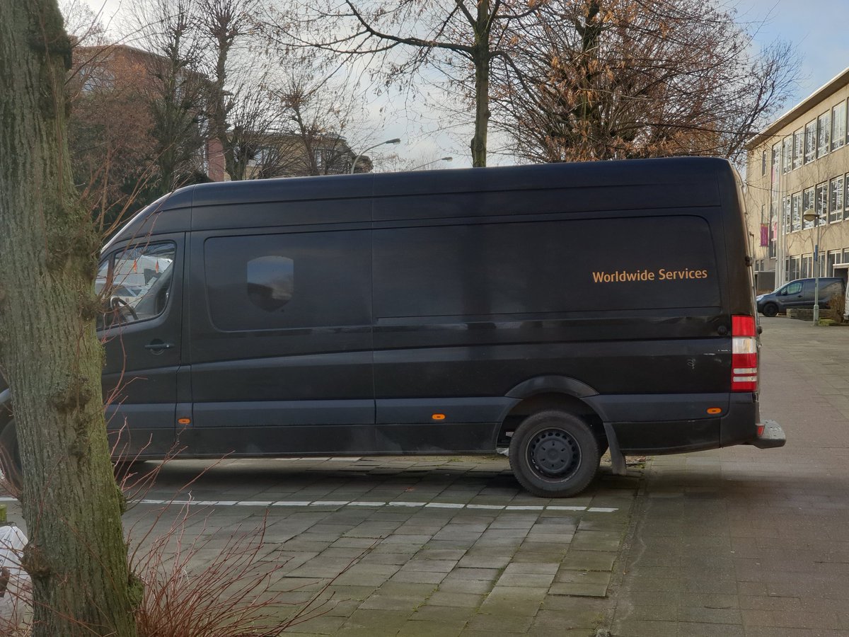 Hey <a href="/PZAntwerpen/">Politie Antwerpen</a> , mag je zo parkeren? Wielen correct in parkeervak, maar met uitsteeksel - dat je echt niet ziet s nachts - letterlijk over half het fietspad? Staan tegenwoordig vaak 2à3 voertuigen zo op collegelaan...