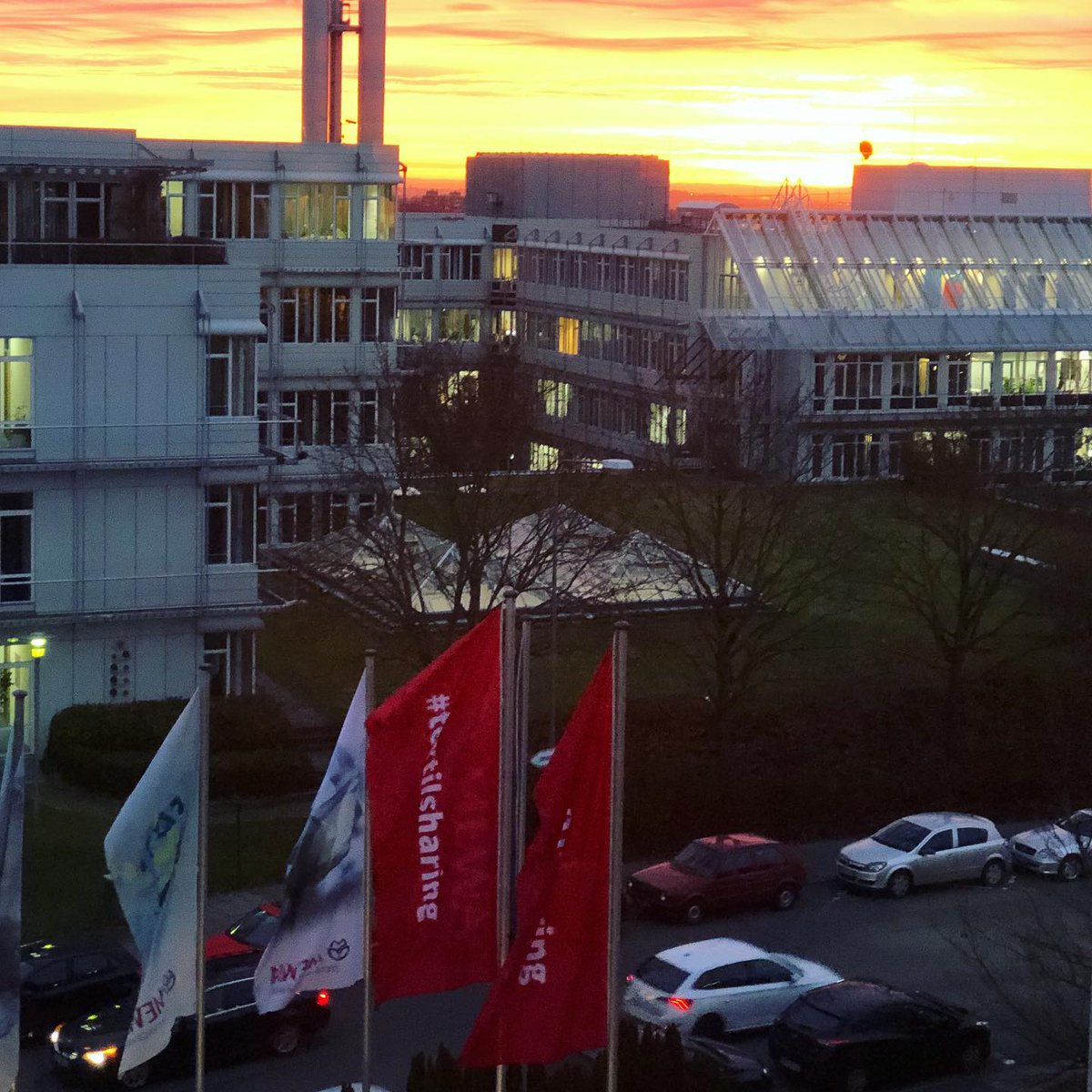 MEWA_DE's tweet photo. Mit wehenden Fahnen ins Jahr 2020 - pünktlich zum neuem Jahr wurde die Außengestaltung der MEWA Zentrale in Wiesbaden etwas erneuert. Textilsharing erkennt man jetzt auch von außen 😎
#mewatm #textilmanagement #textilsharing #sharing #mewakarriere https://t.co/XqITqvvAfB