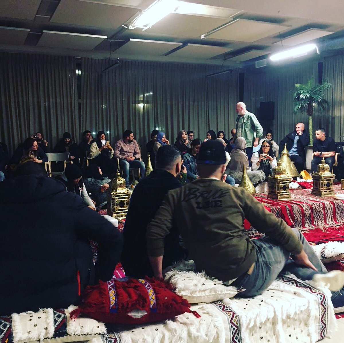 lopdb's tweet photo. 92 bezoekers woonde de stadsdialoog Crooswijk bij. Dit keer een ontmoeting tussen verschillende generaties Rotterdamse Riffijnen. Waarbij jongeren uit de wijk ouderen bevragen over cultuur, geschiedenis, opvoeding, verschillen en gelijkenis tussen Crooswijk en Rif. #jongoud https://t.co/k3WsgFNOYL