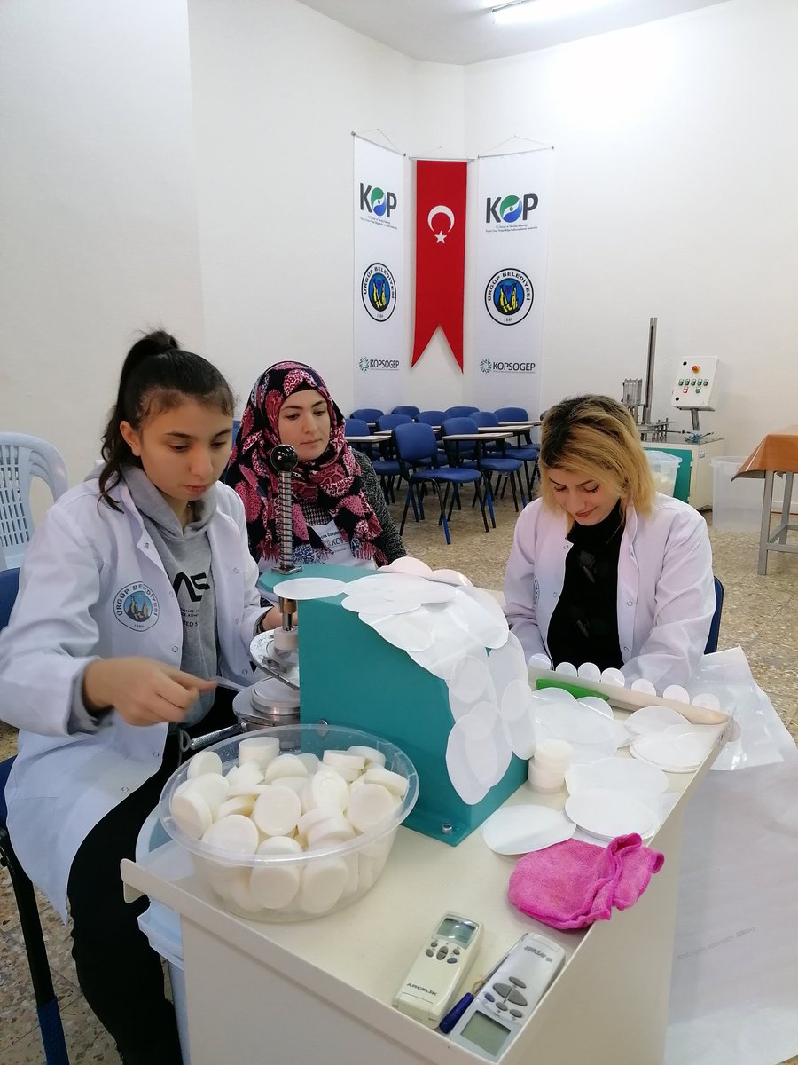 kopidaresi's tweet photo. "Sosyal Projelerde kadın eli..."

Başkanlığımız tarafından #KOPSOGEP kapsamında desteklenen ve @UrgupBelediyesi tarafından kurulan "Ürgüp #KOP Kadın ve Gençlik Gelişim Merkezi"ni ziyaret ettik.
...
Kadınlarımızın butik sabunları üretimine ve heyecanlarına ortak olduk. https://t.co/6vtdg0Jrln