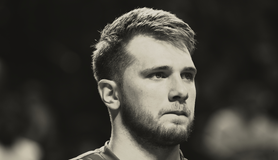 A_Monje's tweet photo. He estado trabajando un tiempo en esto. Con la intención de intentar explicar cómo logra dominar desde tan pronto, cuáles son los detalles que marcan la diferencia.

'Entendiendo al prodigio: fondo y formas en Luka Doncic'. Para @GIGANTESbasket: https://t.co/Gug9YTPjuQ https://t.co/TnhQpK6ss8