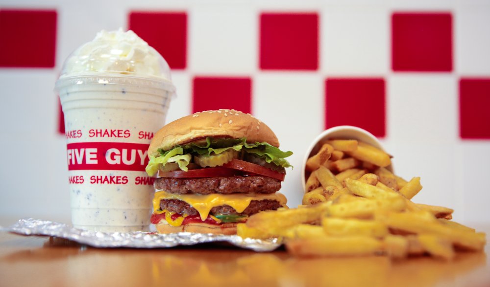 EatSwindon's tweet photo. **NEW!**
Five Guys is set to open at the #SwindonOutlet on Monday 27 January 2020.🍔
#burgers #eatswindon https://t.co/BLJ5pQRFNG