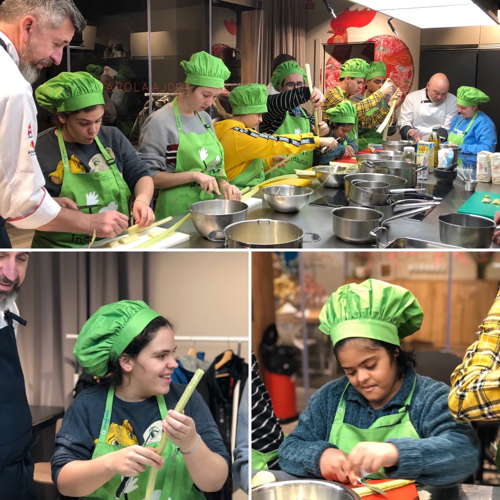 somosatades's tweet photo. 👩🏼‍🍳👨🏻‍🍳 8 alumnos de los colegios de Educación Especial de ATADES han comenzado hoy a trabajar en la V edición del @ClubInclucina en @la_zarola . Durante 8 semanas aprenderán a realizar diversos platos de alta cocina. 

#BastaYadeEtiquetas #cocina #inclusion #gastronomia https://t.co/86RQXWD28a