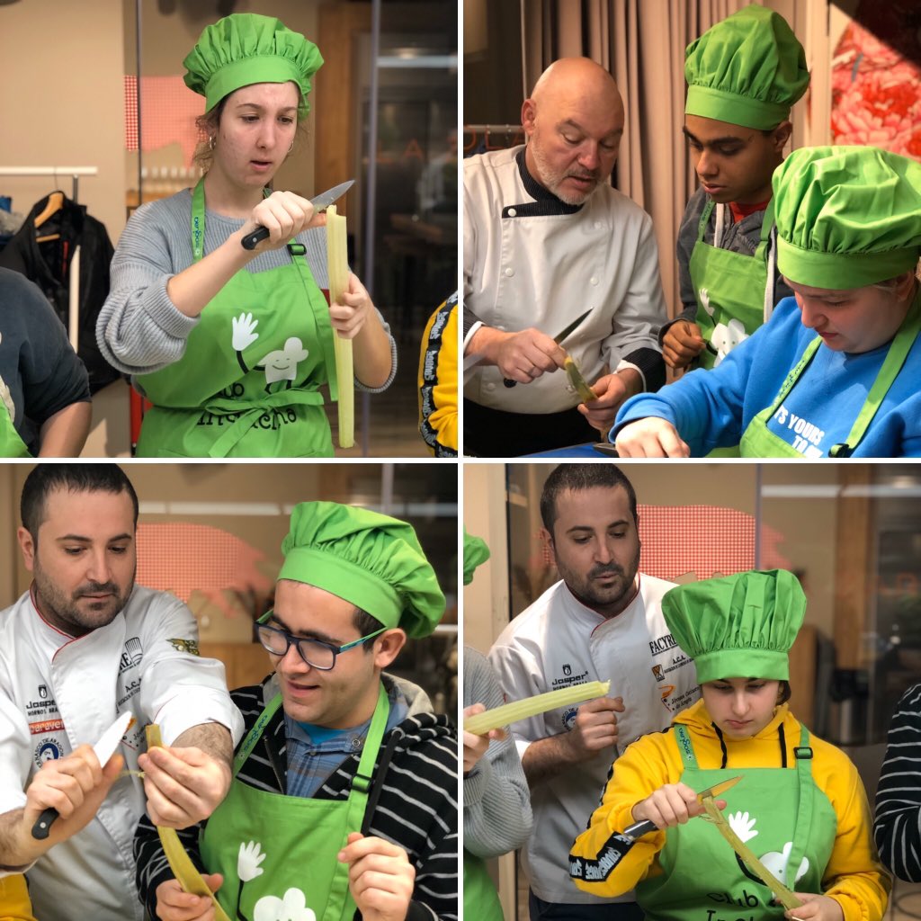 somosatades's tweet photo. 👩🏼‍🍳👨🏻‍🍳 8 alumnos de los colegios de Educación Especial de ATADES han comenzado hoy a trabajar en la V edición del @ClubInclucina en @la_zarola . Durante 8 semanas aprenderán a realizar diversos platos de alta cocina. 

#BastaYadeEtiquetas #cocina #inclusion #gastronomia https://t.co/86RQXWD28a