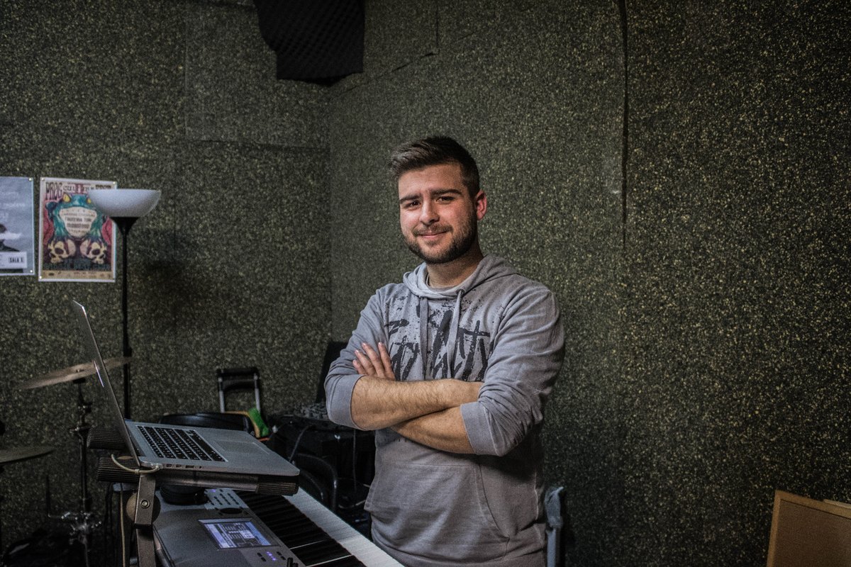 Seguimos vivos.

El pasado mayo Alex (voz) y Paco (teclados) dejaron la banda al no poder dedicarse tanto como quisieran.

Pero poco después fichamos <a href="/rafaelcordoba96/">Rafa</a> (ex-Histeria, Medictum) como teclista, a quien presentamos hoy.

Seguimos trabajando.

Pronto, más.