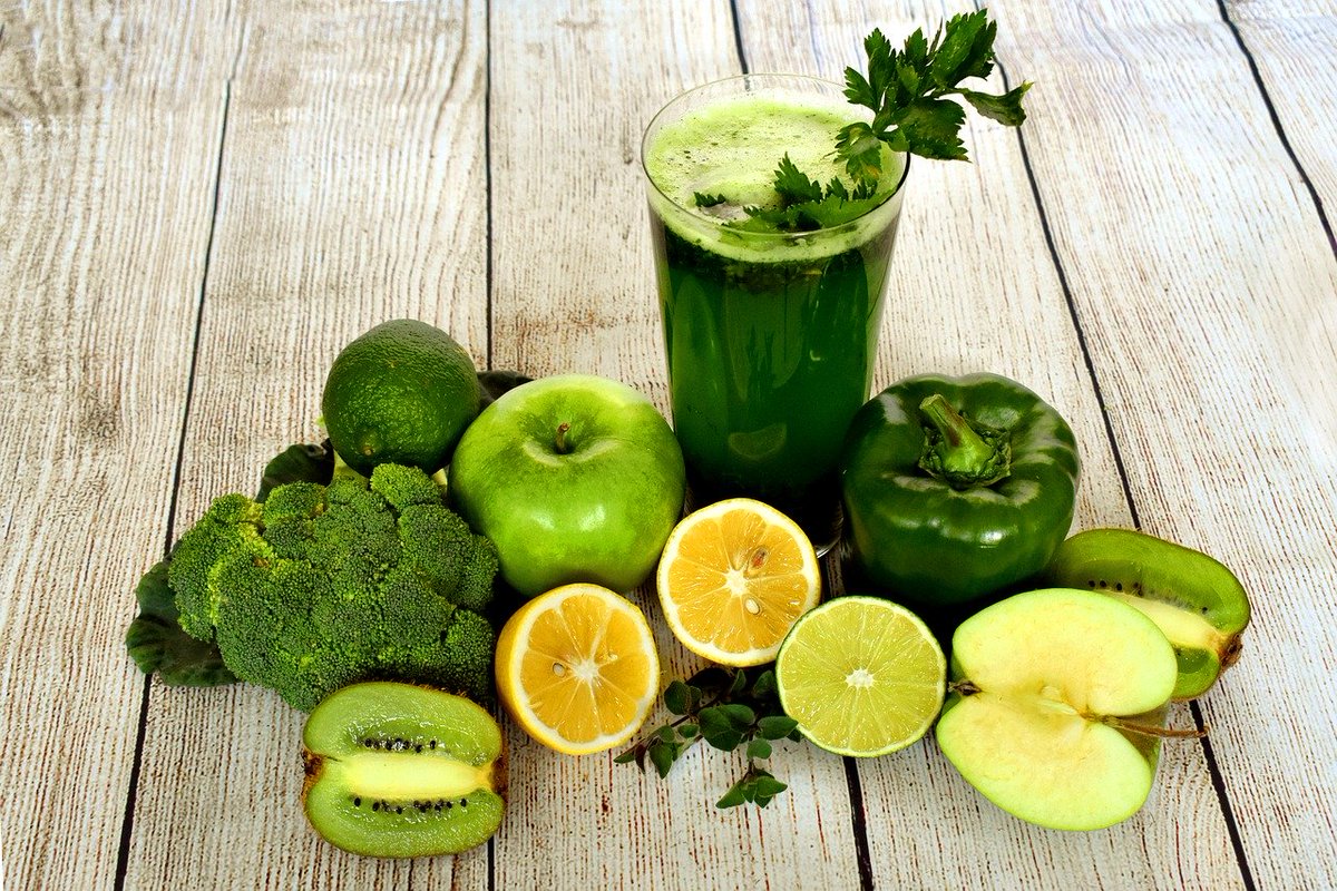 NaturaSense's tweet photo. 🍀 #ALIMENTATION🍀 Tisanes, bouillons, #smoothies ou encore #sport au programme pour le début d'année. Une cure #détox de 15 jours suffit. Découvrez nos conseils et les #fruits et #légumes à privilégier ➡ https://t.co/FaaTHLCWJK https://t.co/nt1iSQoUrT